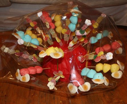 gâteau de bonbons et brochettes